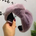 Dettaglio di una fascia per capelli in ecopelliccia viola con nodo per l'inverno - Viola rosato