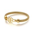 Elegantes goldenes Gitter-Armband mit einem hohlen vierblättrigen Kleeblatt-Anhänger - Gold (KB116500-KFC)