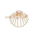 Pinza para el pelo de concha dorada con perlas blancas y pedrería sobre fondo blanco - Concha de perla / Dorado