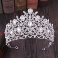 Makrodetail der verzierten silbernen Barockkrone mit Kristallen auf Vintage-Büchern - Silber Weißer Strass