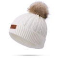 Witte gebreide kindermuts met grote bruine pompon van imitatiebont en leren label - Enkele Pompon / Wit