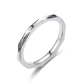 Anello in acciaio al titanio argento lucido con incisione geometrica a rombi - US 5 / Argento