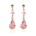 Detail van 18K gouden oorbellen met roze kristallen druppel en bloemenbasis - Roze