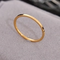 Anillo minimalista de acero de titanio chapado en oro de 18k en un joyero de terciopelo gris - US 8 / Dorado