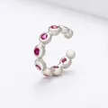 Dettaglio del ear cuff a forma di C in ottone con zirconi rosa e placcatura in rodio - Oro Bianco Zircone Rosso