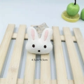 Détail d'une breloque lapin en peluche blanche de 4,5 cm pour accessoire de DIY - Petit Lapin Blanc / Accessoire Seul (Sans Épingle)
