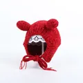 Detalle del gorro de punto rojo para bebé con orejas de oso y cordones para atar al cuello - Rojo