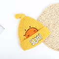 Gedetailleerde gebreide textuur van een gele baby-zonnehoed met SUN-borduurwerk - Kinderen (44-52CM) / Geel