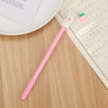 Simpatica penna gel con coniglio rosa e carota in silicone su scrivania in legno - Refill nero da 0,5 mm / Coniglio Rosa