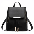 Zaino alla moda in pelle PU nera con dettagli dorati e chiusura a coulisse - Nero