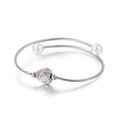 Bracelet torsadé argenté avec motif rose et deux perles blanches pour femmes - Couleur Acier Kb116523-kfc