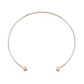 Collar rígido de acero inoxidable dorado con detalles cuadrados engastados en diamantes - Dorado