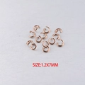 Detalle macro de anillas abiertas de oro rosa 1,2x7mm para accesorios de joyería DIY - 100 Piezas/Paquete / Oro rosa