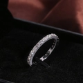 Détail du sertissage pavé de zircones cubiques sur une bague minimaliste en argent - Plaqué or blanc avec zircon blanc