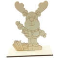 Vue de face d'un renne en bois non peint debout sur un socle rectangulaire stable - Renne