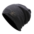 Detailansicht der dunkelgrauen Strickmütze mit Rautenmuster und Leder-Stern-Patch - M (56-58cm) / Dunkelgrau