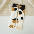Vue détaillée des chaussettes douces en polaire corail avec motif de patte de chat - Taille unique / Noir Tacheté