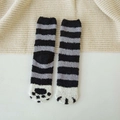 Détail de chaussettes douces en polaire corail avec motif de patte de chat et rayures - Taille unique / Rayé Noir