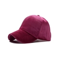 Detailansicht der Samttextur einer magentafarbenen Baseballkappe mit Sechs-Panel-Nähten - Verstellbar / Fuchsia