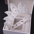 Eleganter Barock Brautkrone mit funkelnden Strasssteinen in einer Luxus-Schmuckschatulle - Dickes Silber Weißer Strass