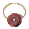 Detail einer rosa Seidenblume mit Perle auf einem beigen elastischen Baby-Stirnband - #8 Altrosa Grüne Blume