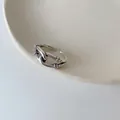 Anello aperto vintage argento con design a catena intrecciata e finitura industriale - Anello Avvolgimento Incrociato