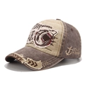 Detail van vintage gewassen baseballcap met haai-borduurwerk en versleten randtextuur - Verstelbaar / Khaki