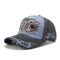 Detailansicht von Haifisch-Patch und Vintage-Stickerei auf verwaschener Baseballkappe - Verstellbar / Denim-Blau