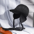 Detailansicht der schwarzen Teddy-Fleece Fliegermütze mit Ohrenklappen auf Ständer - M / Schwarz