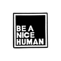 Detailopname van vierkante zwarte emaille pin met witte BE A NICE HUMAN tekst - Zwart Vierkant-BE A NICE HUMAN
