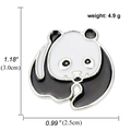 Spilla smaltata a forma di panda con indicazioni di dimensioni e peso del prodotto - A00502/Panda rannicchiato