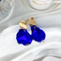 Detail van helderblauwe bloemblaadjes oorbellen met matte gouden stekers op zijde - Stalen oorbelpost / 3# Helderblauw Bloemblad Stijl / Helder blauw