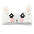 Détail d'un étui à lunettes en similicuir blanc avec oreilles roses et bouton pression - Lapin sans Anneau