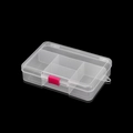 Dettaglio della scatola in plastica con 5 scomparti, chiusura rosa e foro per gancio a parete - Bianco con chiusura rosa