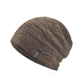 Detalle de la textura de punto chenilla marrón con etiqueta tejida cuadrada en el gorro - Talla única / Caqui Chenilla