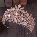 Elegante barocke Krone in Roségold mit Champagner-Strass auf antikem Holztisch - Roségold mit pfirsichfarbenen Strasssteinen