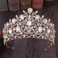 Detailansicht der goldenen Barockkrone mit funkelnden Strasssteinen auf Holztisch - KC Gold mit weißen Strasssteinen