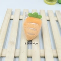 Détail macro d'une broche carotte en peluche de 6,5x4cm pour décoration de sac à dos - Carotte à 3 Rayures (avec Épingle) / Broche Finie