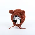 Detalle del gorro de punto de chenilla marrón para bebé con orejas de oso y cintas - Color Caramelo
