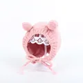 Detalle de gorro de punto rosa para bebé con orejas de oso y cintas de chenilla - Rosa