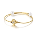 Bracelet jonc en fil doré orné de perles blanches et d'une fleur de rose brillante - Or Kb116524-kfc