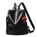 Sac à dos femme minimaliste en cuir souple noir avec accessoire boule en peluche - Noir