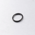 Nahaufnahme eines flachen Schlüsselrings aus schwarzem Edelstahl auf Metalloberfläche - 25mm / Schwarz