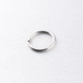 Makroaufnahme der silbernen flachen Schlüsselringe aus Edelstahl für DIY-Schlüsselanhänger - 30MM / Silber