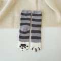 Détail de chaussettes en polaire corail avec rayures grises et motif patte de chat - Taille unique / Rayé Gris