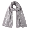 Détail d'une écharpe en coton gris avec des motifs de flocons de neige argentés brillants - Gris clair