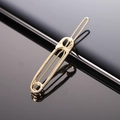 Minimalistische goldene Haarklammer in Sicherheitsnadel-Form mit glänzendem Metall-Finish - Goldene Sicherheitsnadel Haarclip