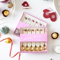 Gros plan de sets de 6 cuillères de Noël dans d'élégants coffrets cadeaux roses de fête - Set de 6 Cuillères de Noël Or 410 en Coffret Cadeau