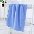 Πετσέτα coral fleece σε μπλε-μοβ χρώμα με κυματιστές άκρες σε λευκή μεταλλική κρεμάστρα - 30*30cm / Μπλε