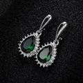 Dettaglio di orecchini in argento a goccia con pietre di zircone verde smeraldo - Smeraldo